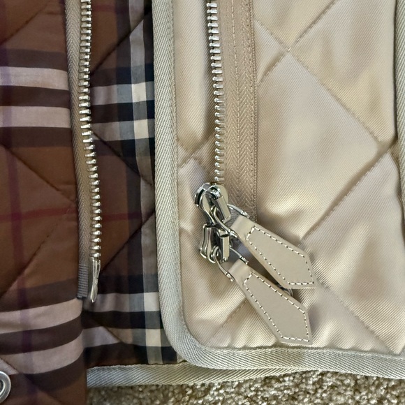 BNWOT! Never worn, only removed tags! Burberry - Quilted Barn Jacket Soft fawn L - Picture 10 of 15